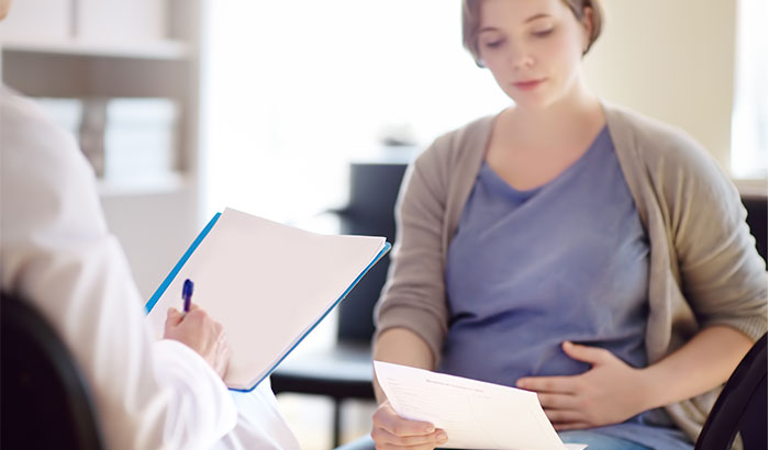 image of pregnant consulting a doctor